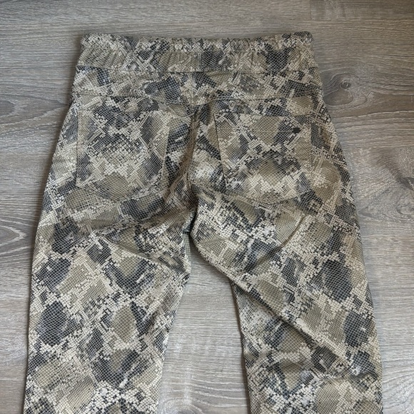 Bevy Flog Shely In Beige Python Print 24 - Picture 11 of 12